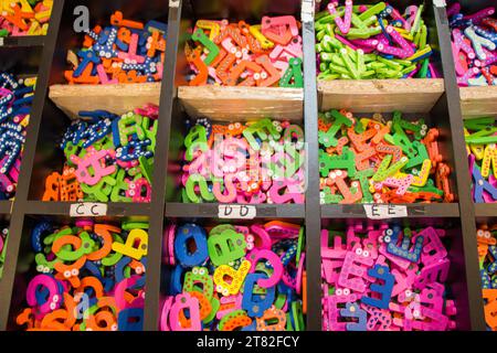 Alfabeto colorato lettera le icone in magazzino in vista Foto Stock