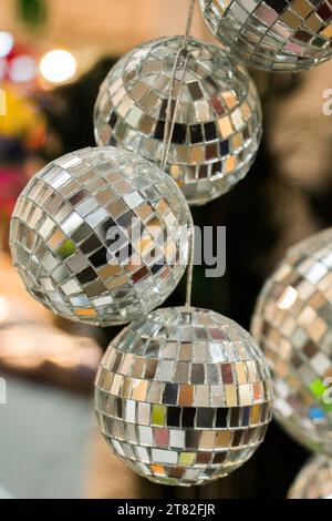 Palle da discoteca con specchi per ballare in discoteca Foto Stock