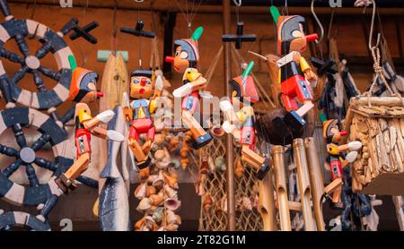 In legno colorato bambola pinocchio con il suo naso lungo Foto Stock