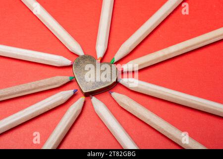 Cuore con matite multicolore affilate Foto Stock