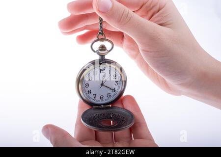 Mano che tiene una in stile retrò orologio da tasca a portata di mano Foto Stock