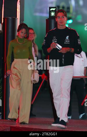 17 novembre 2023; Las Vegas, Nevada, USA. Gran Premio di F1 degli Stati Uniti, Las Vegas; prova gratuita 3 sessione e qualifiche: George Russell di Mercedes arriva nel recinto paddock con la fidanzata Carmen Montero Mundt credito: Action Plus Sports Images/Alamy Live News Foto Stock