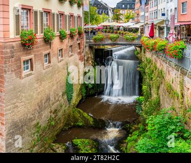 Città di Saarburg con cascata, Renania Palatinato, Germania Foto Stock