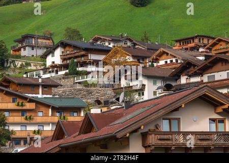 Località di villeggiatura Finkenberg (850 m), case tipiche, posizione collinare, frontoni in legno, dettaglio, valle del Tux, Tirolo, Alpi dello Zillertal, Austria Foto Stock