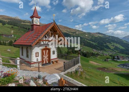 Rosenkranzkapelle, Almdorf Gemais, vista esterna, ingresso, fronte, posizione collinare, orologio a torre, mondo alpino, foresta di conifere, blu Foto Stock