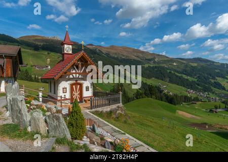 Rosenkranzkapelle, Almdorf Gemais, vista esterna, ingresso, fronte, posizione collinare, orologio a torre, mondo alpino, foresta di conifere, blu Foto Stock