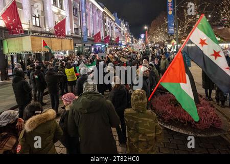 Oslo, Norvegia. 17 novembre 2023. Diversi attivisti sono visti marciare con bandiere e striscioni e gridare slogan contro la guerra e a favore della liberazione palestinese durante una manifestazione e una marcia che si tiene nelle strade del centro di Oslo. Collettivi e gruppi filo-palestinesi hanno tenuto diverse azioni presso l'edificio del Parlamento nella capitale norvegese, dove hanno chiesto un cessate il fuoco e la cessazione delle ostilità da parte di Israele, che ha effettuato un raid armato sulla Striscia di Gaza. Credito: SOPA Images Limited/Alamy Live News Foto Stock