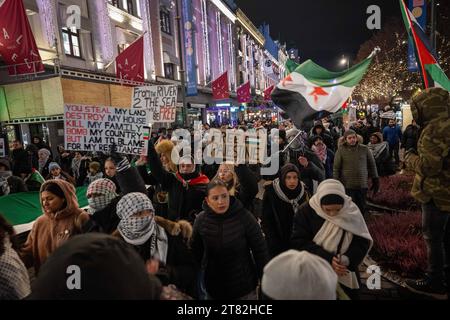 Oslo, Norvegia. 17 novembre 2023. Diversi attivisti marciano con bandiere e cartelli e gridano slogan contro la guerra e a favore della liberazione palestinese durante una manifestazione e una marcia che si tiene nelle strade del centro di Oslo. Collettivi e gruppi filo-palestinesi hanno tenuto diverse azioni presso l'edificio del Parlamento nella capitale norvegese, dove hanno chiesto un cessate il fuoco e la cessazione delle ostilità da parte di Israele, che ha effettuato un raid armato sulla Striscia di Gaza. (Foto di Jorge Castellanos/SOPA Images/Sipa USA) credito: SIPA USA/Alamy Live News Foto Stock