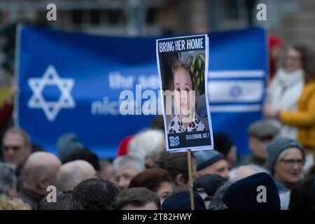 La gegen dimostrativa Judenhass a Francoforte sul meno PORTA A CASA LA SUA steht auf einem Plakat über dem foto eines Mädchens, das am 07. Oktober 2023 aus Israel in den Gazastreifen entführt wurde. Unter dem motto Nie wieder ist jetzt demonstrierten am 17.11.2023 rund 1,500 Menschen auf dem Opernplatz a Francoforte sul meno gegen Judenhass. Francoforte sul meno Opernplatz Hessen Deutschland *** la dimostrazione contro l'odio per gli ebrei a Francoforte sul meno LA PORTA A CASA è scritta su un poster sopra la foto di una ragazza che è stata rapita da Israele nella Striscia di Gaza il 7 ottobre 2023 con il motto Never Again Foto Stock