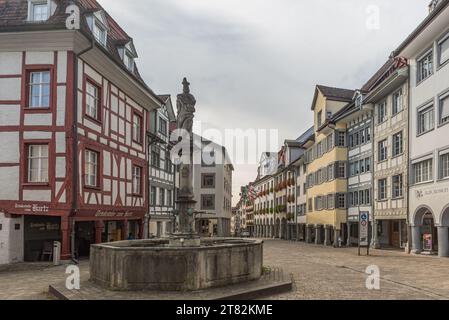 Marktgasse con la fontana Pankratiusbrunnen nella storica città vecchia di Wil, Canton St Gallen, Svizzera Foto Stock