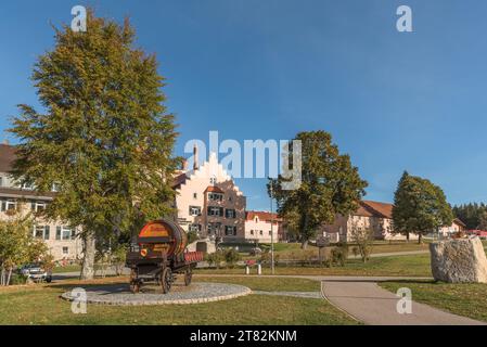 Costruzione del birrificio Rothaus con carrozza, Grafenhausen, Foresta Nera, Baden-Wuerttemberg, Germania Foto Stock