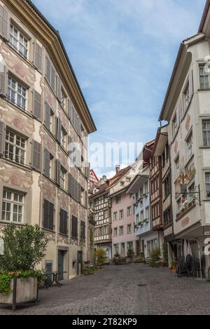 Vicolo con case storiche con dipinti sulla facciata nella città vecchia di Wil, Canton St Gallen, Svizzera Foto Stock