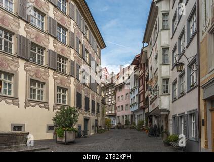 Vicolo con case storiche con dipinti sulla facciata nella città vecchia di Wil, Canton St Gallen, Svizzera Foto Stock