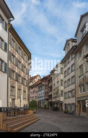 Vicolo con case storiche con dipinti sulla facciata nella città vecchia di Wil, Canton St Gallen, Svizzera Foto Stock