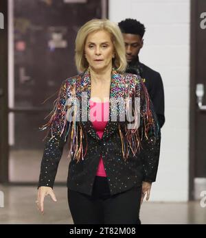 Hammond, USA. 17 novembre 2023. Il capo-allenatore della LSU Lady Tigers Kim Mulkey fa il suo ingresso sul campo durante una partita di basket femminile al college presso l'University Center di Hammond, Louisiana, venerdì 17 novembre 2023. (Foto di Peter G. Forest/Sipa USA) credito: SIPA USA/Alamy Live News Foto Stock