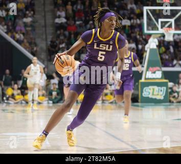 Hammond, USA. 17 novembre 2023. L SU Lady Tigers Forward Sa'Myah Smith (5) conduce al basket durante una partita di basket femminile all'University Center di Hammond, Louisiana, venerdì 17 novembre 2023. (Foto di Peter G. Forest/Sipa USA) credito: SIPA USA/Alamy Live News Foto Stock