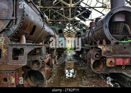 Vecchia stazione ferroviaria di Tripoli. Iniziò le operazioni nel 1911, divenne capolinea della linea Orient Express 1920s-40s, ora in rovina. El-Mina, Tripoli, Libano Foto Stock