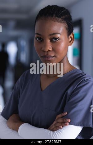 Ritratto di medico donna afroamericana nel corridoio dell'ospedale Foto Stock