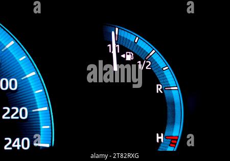 Indicatore di livello carburante per auto che indica il serbatoio pieno. Indicatori digitali sul cruscotto dell'auto Foto Stock