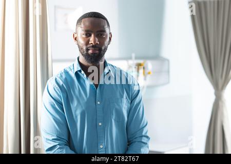 Ritratto del medico afroamericano maschile nella soleggiata stanza d'ospedale Foto Stock