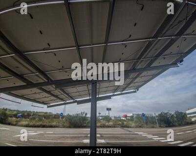 Installazione di tettoia solare sopra il parcheggio. Obiettivo grandangolare Foto Stock