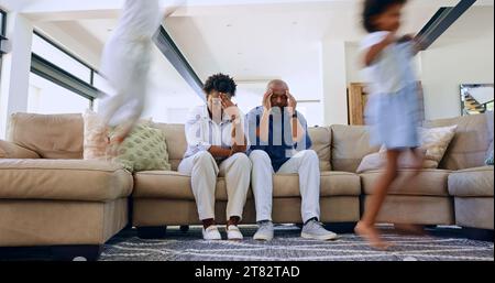 Genitori, stress e mal di testa dei bambini a casa con rumore, energia o travolti dal soggiorno. Iperattivo, adhd e madre e padre stanchi Foto Stock