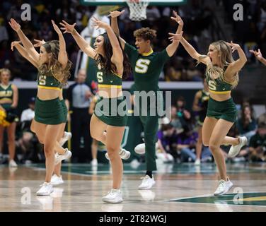 Hammond, USA. 17 novembre 2023. La squadra di danza se Louisiana Lady Lions si esibisce durante una partita di pallacanestro femminile al college presso l'University Center di Hammond, Louisiana, venerdì 17 novembre 2023. (Foto di Peter G. Forest/Sipa USA) credito: SIPA USA/Alamy Live News Foto Stock