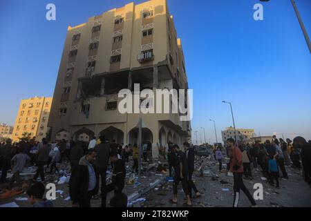 Khan Yunis, territori palestinesi. 18 novembre 2023. I palestinesi ispezionano un edificio distrutto a seguito di un attacco aereo israeliano sulla zona residenziale di Hamad. Credito: Mohammed Talatene/dpa/Alamy Live News Foto Stock