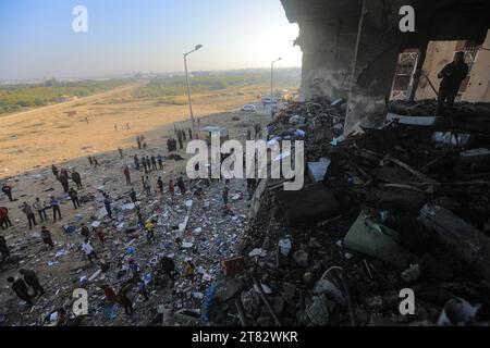 Khan Yunis, territori palestinesi. 18 novembre 2023. I palestinesi ispezionano un edificio distrutto a seguito di un attacco aereo israeliano sulla zona residenziale di Hamad. Credito: Mohammed Talatene/dpa/Alamy Live News Foto Stock