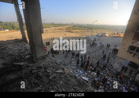 Khan Yunis, territori palestinesi. 18 novembre 2023. I palestinesi ispezionano un edificio distrutto a seguito di un attacco aereo israeliano sulla zona residenziale di Hamad. Credito: Mohammed Talatene/dpa/Alamy Live News Foto Stock