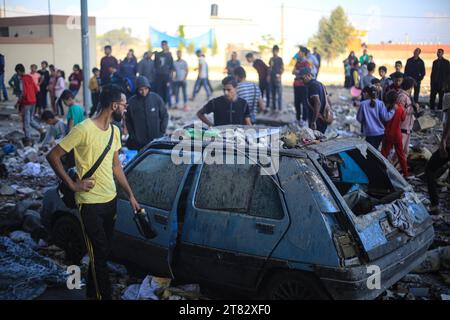 Khan Yunis, territori palestinesi. 18 novembre 2023. I palestinesi ispezionano un edificio distrutto a seguito di un attacco aereo israeliano sulla zona residenziale di Hamad. Credito: Mohammed Talatene/dpa/Alamy Live News Foto Stock