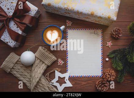 Una lettera per Babbo Natale con caffè fragrante, un'atmosfera di Capodanno. Vista dall'alto. Foto Stock