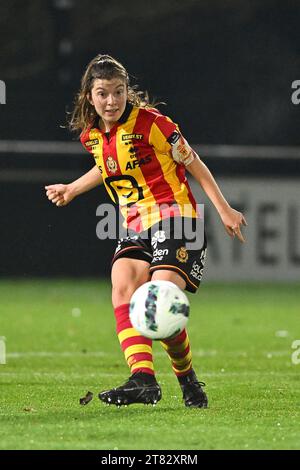 Oostakker, Belgio. 17 novembre 2023. Isabel Scevenels (22) di KV Mechelen nella foto di una partita di calcio femminile tra AA Gent Ladies e KV Mechelen nella nona giornata della stagione 2023 - 2024 della belga lotto Womens Super League, sabato 17 novembre 2023 a Oostakker, BELGIO . Credito: Sportpix/Alamy Live News Foto Stock