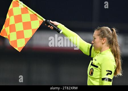 Oostakker, Belgio. 17 novembre 2023. L'assistente arbitro Shauni Depruyst nella foto durante una partita di calcio femminile tra AA Gent Ladies e KV Mechelen nella nona giornata della stagione 2023 - 2024 della belga lotto Womens Super League, sabato 17 novembre 2023 a Oostakker, BELGIO . Credito: Sportpix/Alamy Live News Foto Stock