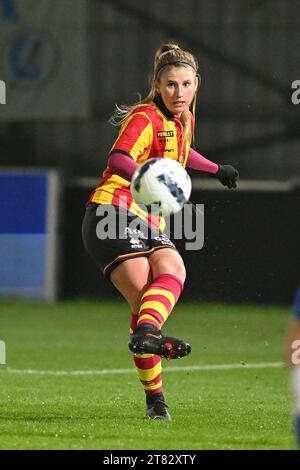 Oostakker, Belgio. 17 novembre 2023. Chloe Van Mingeroet (17) di KV Mechelen nella foto di una partita di calcio femminile tra AA Gent Ladies e KV Mechelen nella nona giornata della stagione 2023 - 2024 della belga lotto Womens Super League, sabato 17 novembre 2023 a Oostakker, BELGIO . Credito: Sportpix/Alamy Live News Foto Stock