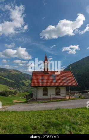 Cappella Rosenkranzkapelle a Gemais, villaggio alpino di Tux-Lahnersbach, Valle Tuxtal, Alpi dello Zillertal, Tirolo, Austria, Europa Foto Stock