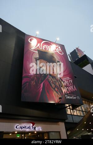 Los Angeles, California, USA 15 novembre 2023 Wonka Billboard with Timothee Chalamet il 15 novembre 2023 a Los Angeles, California, USA. Foto di Barry King/Alamy Stock Photo Foto Stock