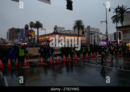 Los Angeles, California, USA 15 novembre 2023 proteste pro Palestina su Hollywood Blvd il 15 novembre 2023 a Los Angeles, California, USA. Foto di Barry King/Alamy Stock Photo Foto Stock