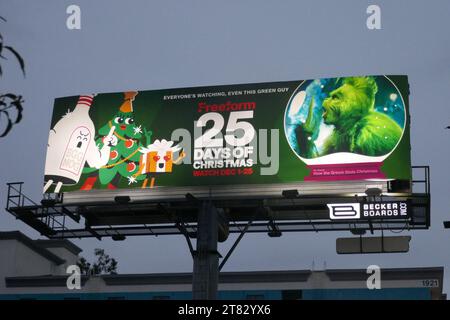 Los Angeles, California, USA 15 novembre 2023 25 giorni di Natale Billboard Freeform with the Grinch il 15 novembre 2023 a Los Angeles, California, USA. Foto di Barry King/Alamy Stock Photo Foto Stock