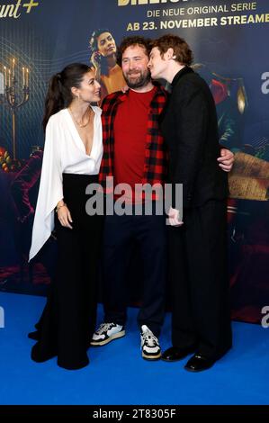 Alessandra Mastronardi, Florian Baxmeyer und Philip Froissant bei der Premiere der Paramount+ Streamingserie 'Eine Billion Dollar' im Kino International. Berlino, 17.11.2023 Foto Stock
