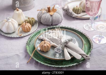 Tavolo autunnale con zucche. Cena per le festività del Ringraziamento e decorazioni autunnali Foto Stock