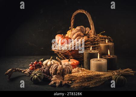 Zucche su tavolo di legno - il giorno del Ringraziamento, disposizione a tema autunnale per una festa stagionale Foto Stock