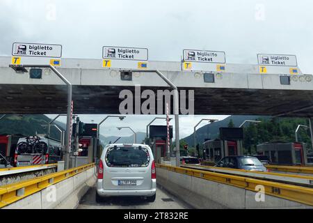 16.07.2021, Brennero, Suedtirol, ITA - PKW fahren durch die Mautstelle am Brennerpass. Abgabe, Alltag, aussen, Aussenaufnahme, Autobahn, Autobahnmaut, Automobile, Autos, autostrada del Brennero, Autoverkehr, Beitrag, Benutzungsgebuehr, Brennerautobahn, Europa, europaeisch, Fahrbahn, Fahrzeuge, Gebuehr, Gebuehren, gebuehrenpflichtig, Gesellschaft, Individualverkehr, Italien, italienisch, Kontrollbruecke, kontrollieren, Kontrollstelle, Kosten, Kraftfahrzeuge, Maut, Mautabgabe, Mautbruecke, Mautgebuehr, Mautgebuehren, Mautpflicht, mautpflichtig, Messung, Nutzungsgebuehr, Personenkraftwagen, PKW, P Foto Stock