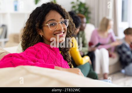Ritratto di un gruppo eterogeneo di amici adolescenti che parlano a casa Foto Stock