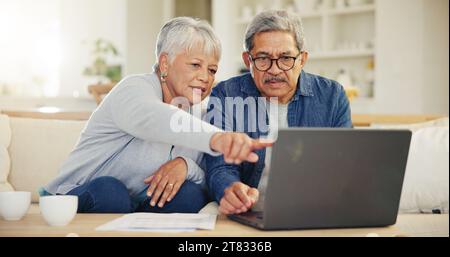 Senior, coppia e pianificazione su un notebook in salotto con documenti per finanze, investimenti o pensioni. Uomo anziano, donna e punto di riferimento Foto Stock