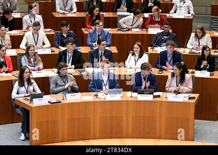 Duesseldorf, Germania. 18 novembre 2023. I giovani partecipano alla sessione plenaria del Parlamento della gioventù del Reno settentrionale-Vestfalia. Per tre giorni, il parlamento dello stato Renania settentrionale-Vestfalia è stato nelle mani dei giovani. Crediti: Roberto Pfeil/dpa/Alamy Live News Foto Stock