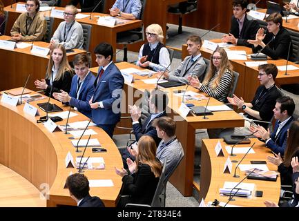 Duesseldorf, Germania. 18 novembre 2023. I giovani partecipano alla sessione plenaria del Parlamento della gioventù del Reno settentrionale-Vestfalia. Per tre giorni, il parlamento dello stato Renania settentrionale-Vestfalia è stato nelle mani dei giovani. Crediti: Roberto Pfeil/dpa/Alamy Live News Foto Stock