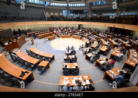 Duesseldorf, Germania. 18 novembre 2023. I giovani partecipano alla sessione plenaria del Parlamento della gioventù del Reno settentrionale-Vestfalia. Per tre giorni, il parlamento dello stato Renania settentrionale-Vestfalia è stato nelle mani dei giovani. Crediti: Roberto Pfeil/dpa/Alamy Live News Foto Stock