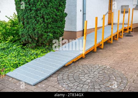 Rampa per sedie a rotelle montata sulla parte anteriore della casa per famiglie, zona priva di barriere architettoniche Foto Stock