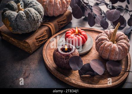 Decorazioni autunnali a candele con zucche, decorazioni per la casa in legno candele profumate STILL Life, dettagli decorativi per interni autunnali Foto Stock